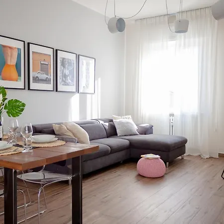 Lucky Near Train Station And Center Apartment
