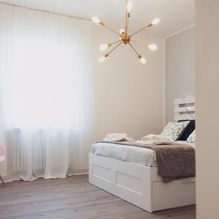 Lucky Near Train Station And Center Apartamento